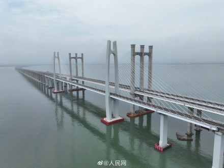 The first overseas high-speed rail bridge section has been completed domestically.