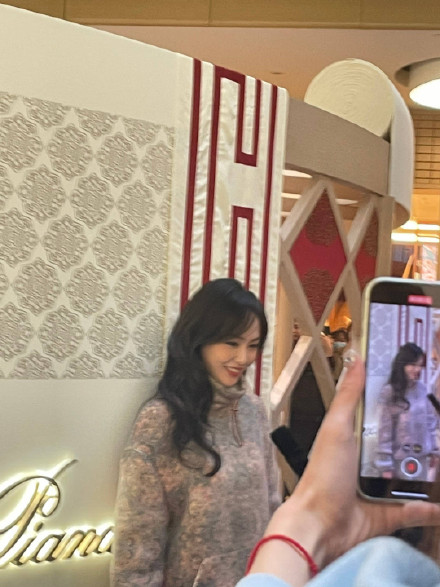 Tan Yan's Elegant Appearances Spark Excitement Among Fans in Nanjing