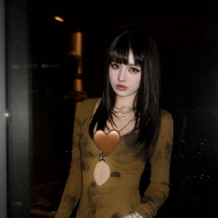 Wang Feng's daughter Little Apple signed a contract with Naying Company, causing concern and controversy