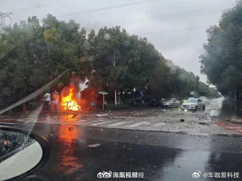 Xpeng P7 Electric Car Catches Fire in Traffic Accident, Sparking Online Debate