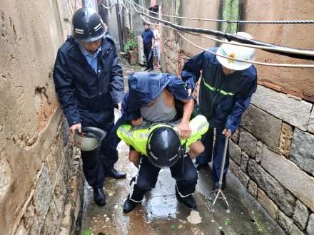 Work on typhoon days