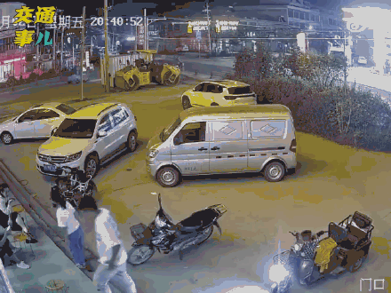 A 12-year-old boy caused the death of a 5-year-old boy by wrongly operating an electric car.