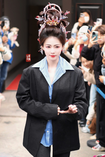 White Lu's Performance in 'White Moon Tianting' Sparks Mixed Reactions