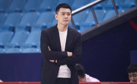 Former Coach Yang Ming Parts Ways with Liaoning Yisheng Basketball Club: Fans React