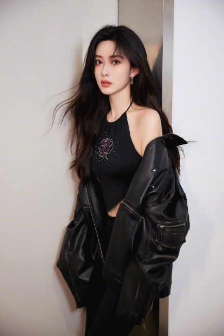 Meng Ziyi's Bold All-Black Look Garners Praise and Admiration from Fans