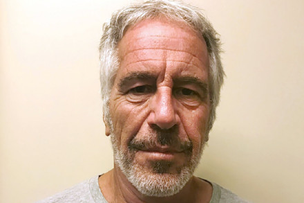 Epstein's Brother Alleges Trump and Clinton Blackmail: Chinese Social Media Reacts