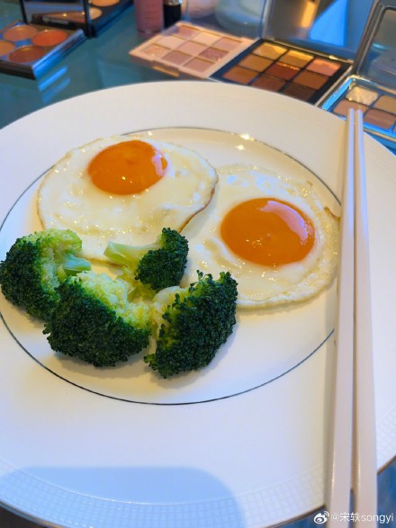 Song Yi's Breakfast Post Ignites Beauty Debate on Weibo