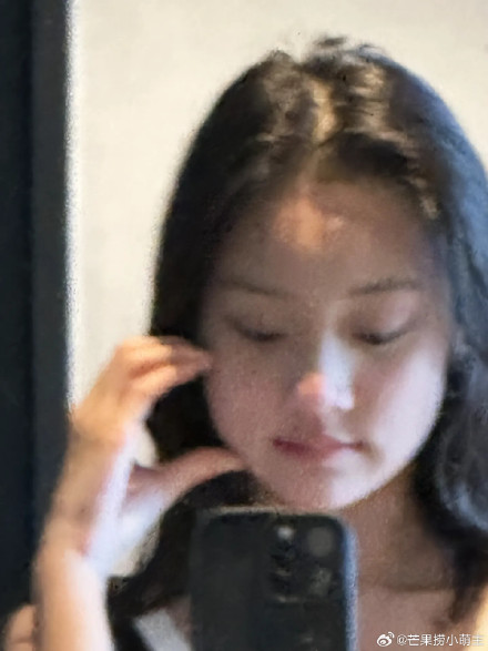 Sweet Jian's First Time Doing Her Own Makeup: Chinese Celebrity's Daughter Goes Viral
