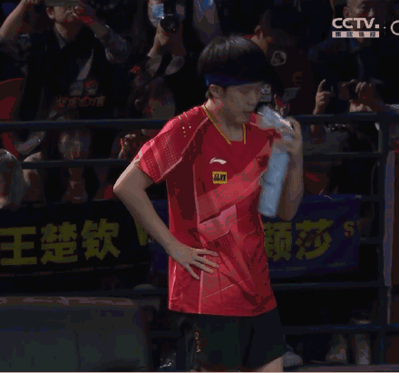 Wang Chuqin inhales oxygen