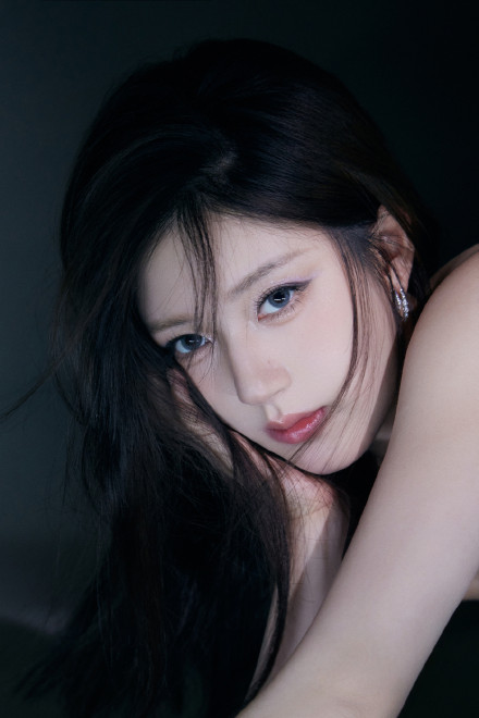 Zhao Lusi Steals the Spotlight on New Year's Eve: A Night to Remember