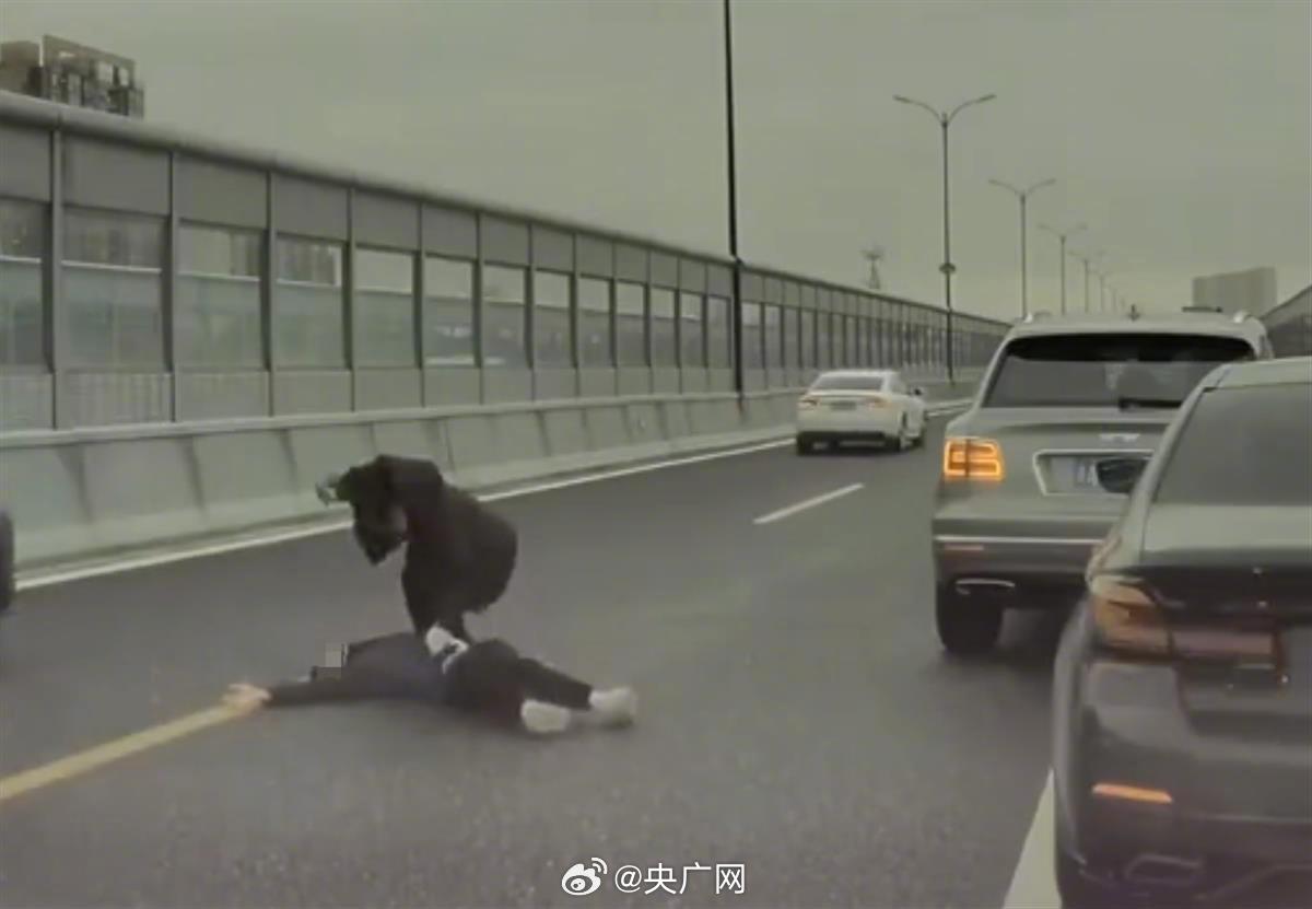Viral Video Shows Violent Road Rage Attack in Hangzhou, Bentley Driver Arrested