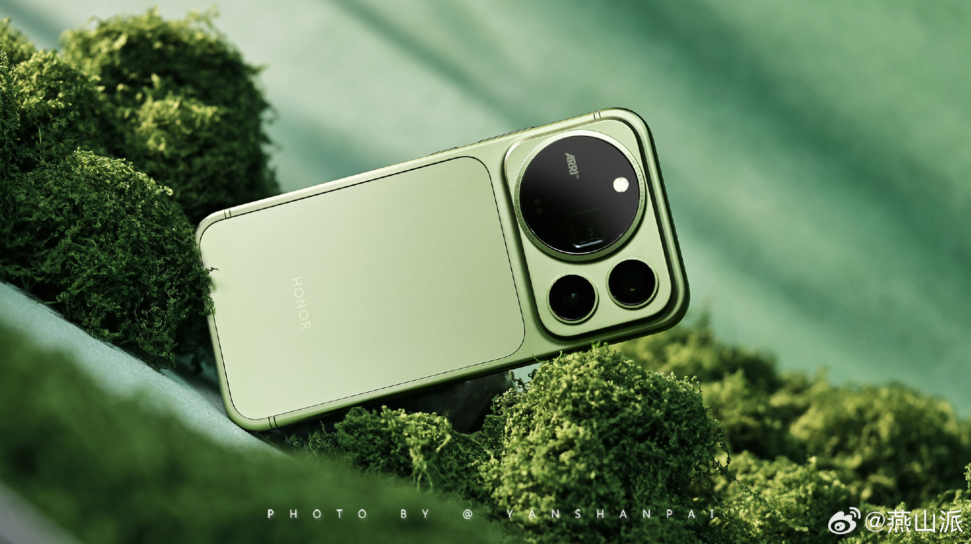 Honor's Magic9 Puts a Movie Camera Logo on a Phone, and a 500mm Lens in Your Pocket