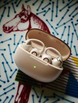 Why China Has Fallen for Clip-On Earphones