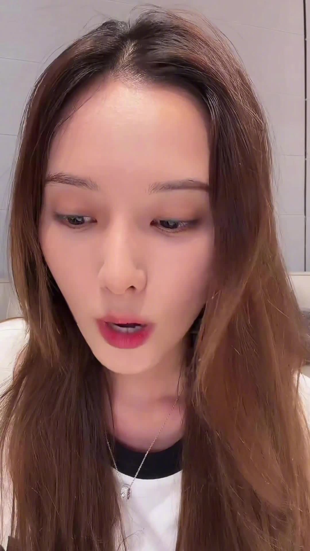 Xu Yiyang Livestreams Through Tears to Deny Surrogacy Rumors About Her Child