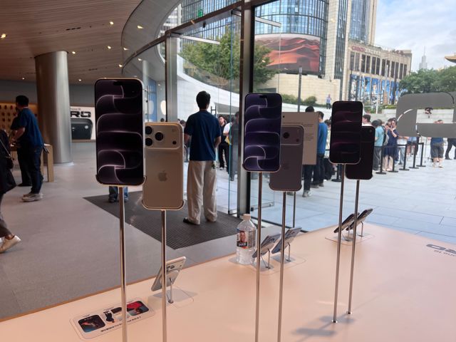 Scalpers Pay Up Only for the iPhone 18 Pro Max as the Foldable's Repair Bill Draws Gasps