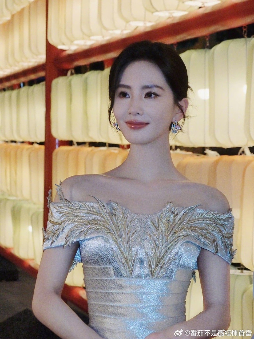 Weibo Trends: Celebrity Lawsuits, 'Dumb Phones,' and Online Etiquette Debates
