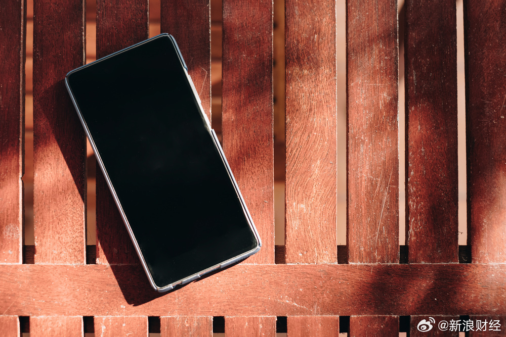 Americans Ditch Smartphones for 'Dummy Phones' to Break Free from Addiction, Sparking Heated Debate