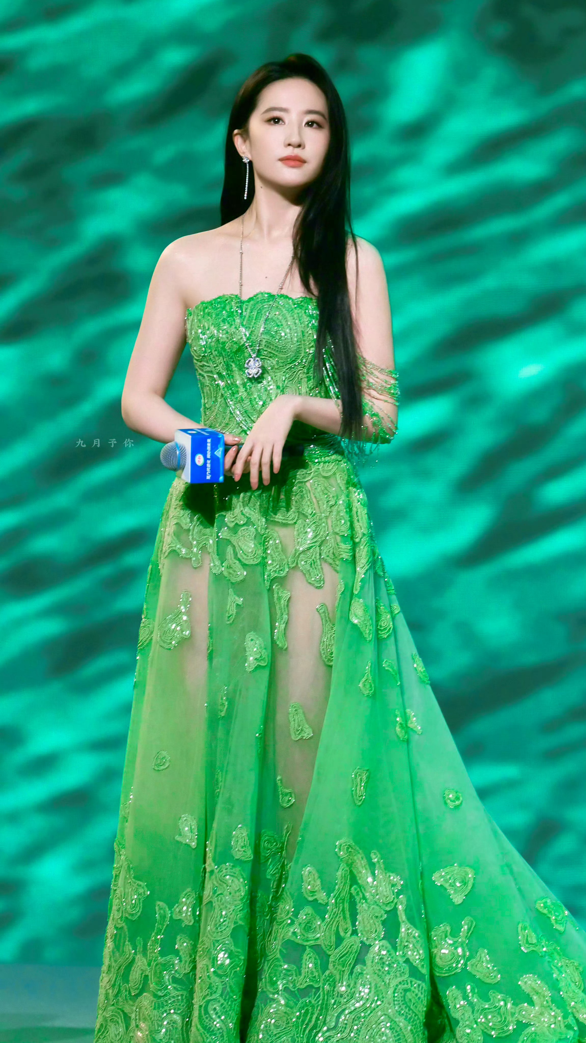 San Yan and Wen Yi Fan's Intimate Encounter Sparks Frenzy in the Entertainment Industry